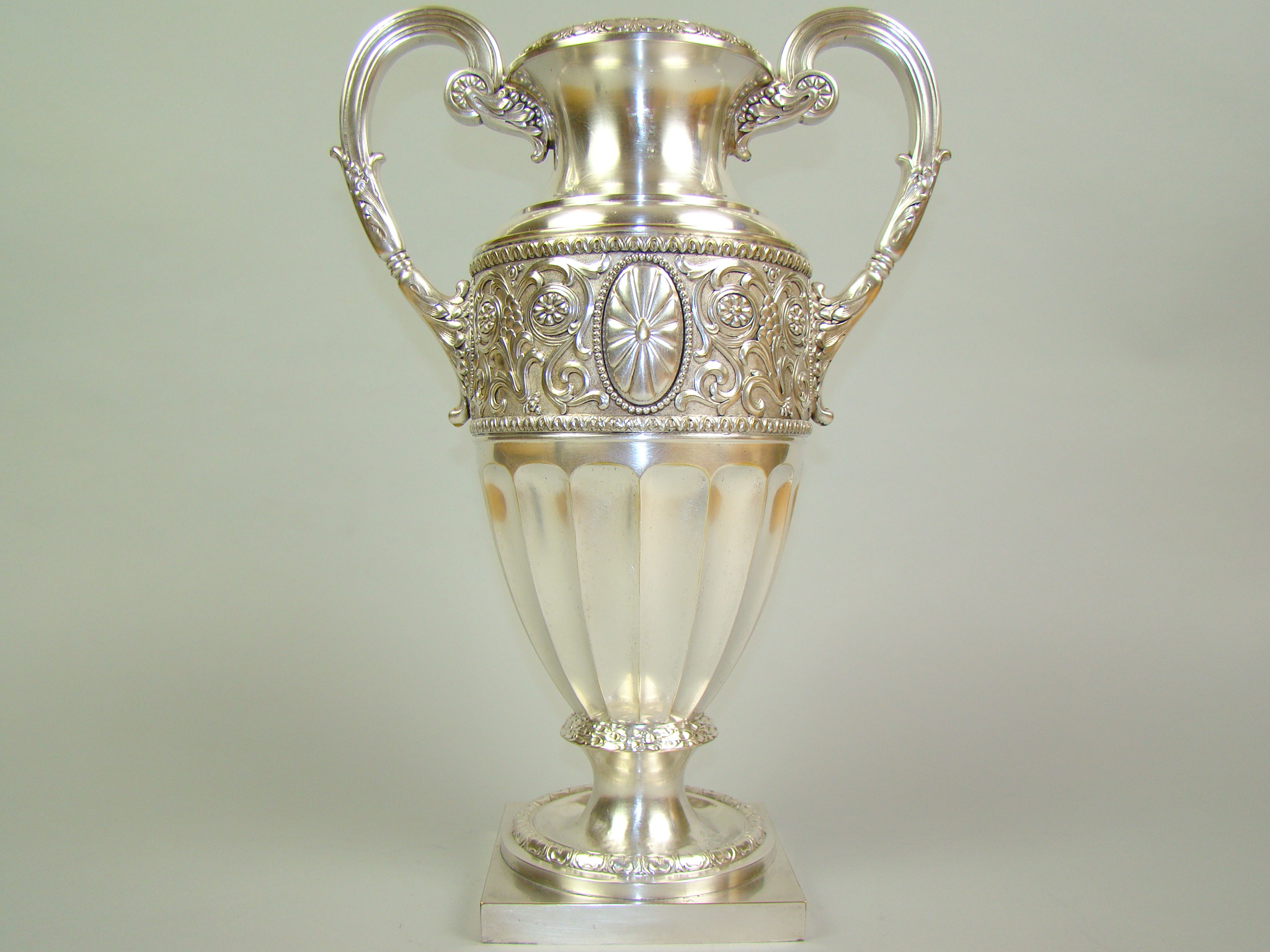 GIGANTYCZNY WAZON SYGNOWANY XIX w AUKCYJNY GIGANTYCZNY WAZON SYGNOWANY XIX w AUKCYJNY