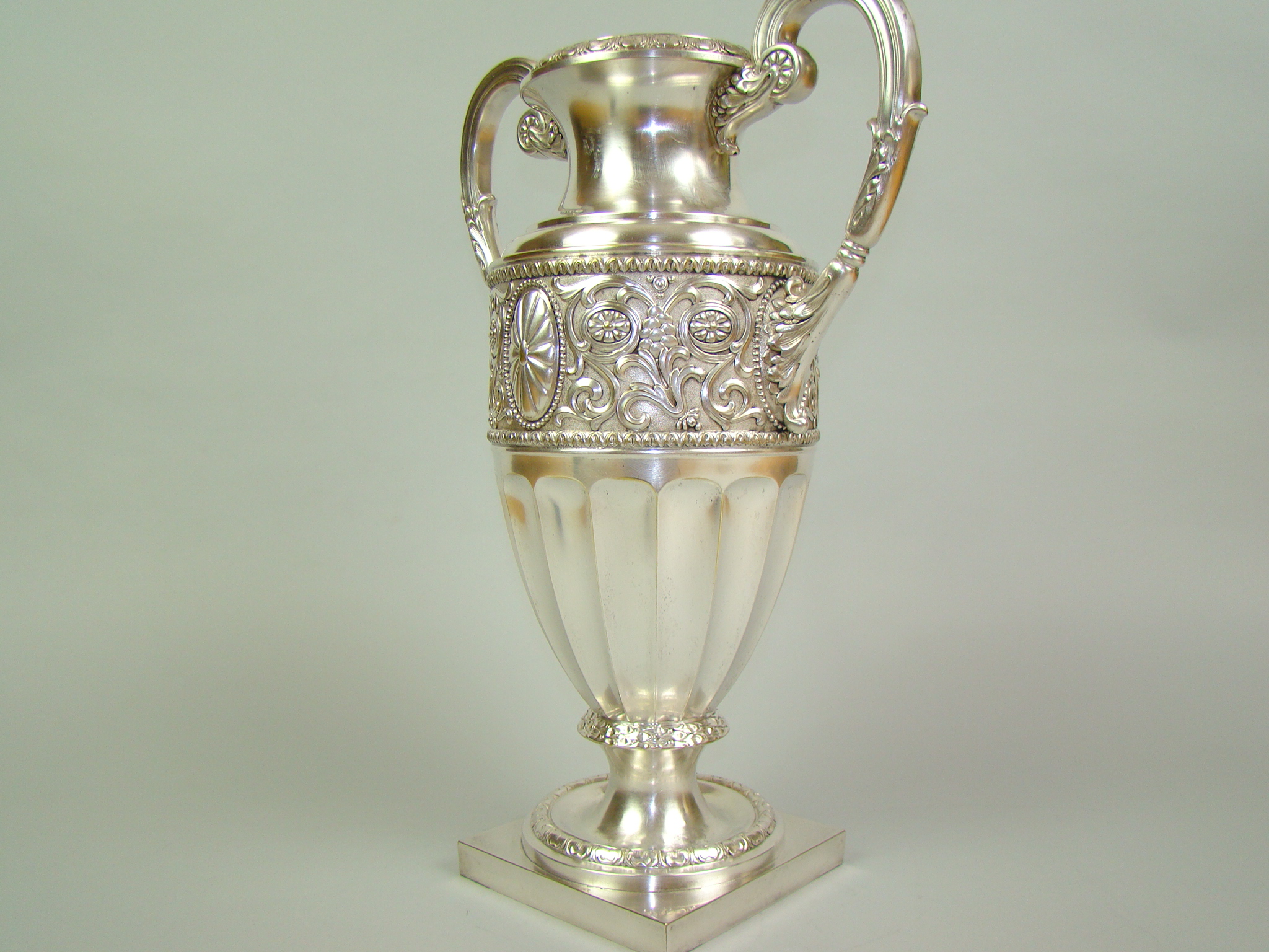 GIGANTYCZNY WAZON SYGNOWANY XIX w AUKCYJNY GIGANTYCZNY WAZON SYGNOWANY XIX w AUKCYJNY