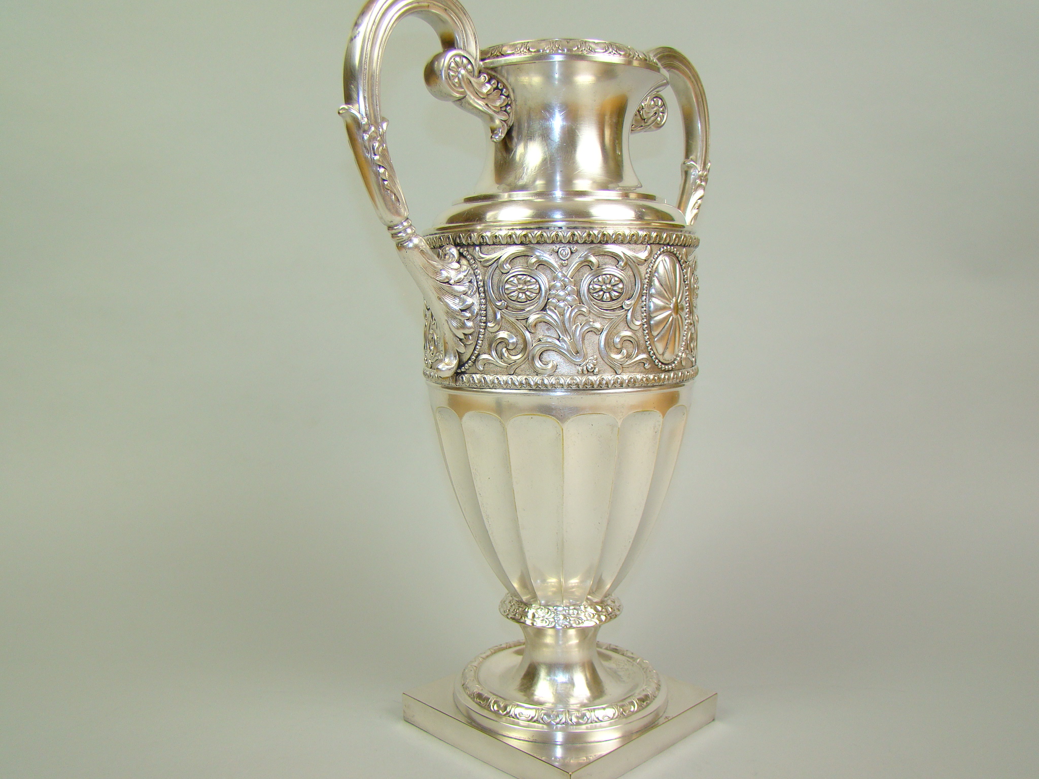 GIGANTYCZNY WAZON SYGNOWANY XIX w AUKCYJNY GIGANTYCZNY WAZON SYGNOWANY XIX w AUKCYJNY