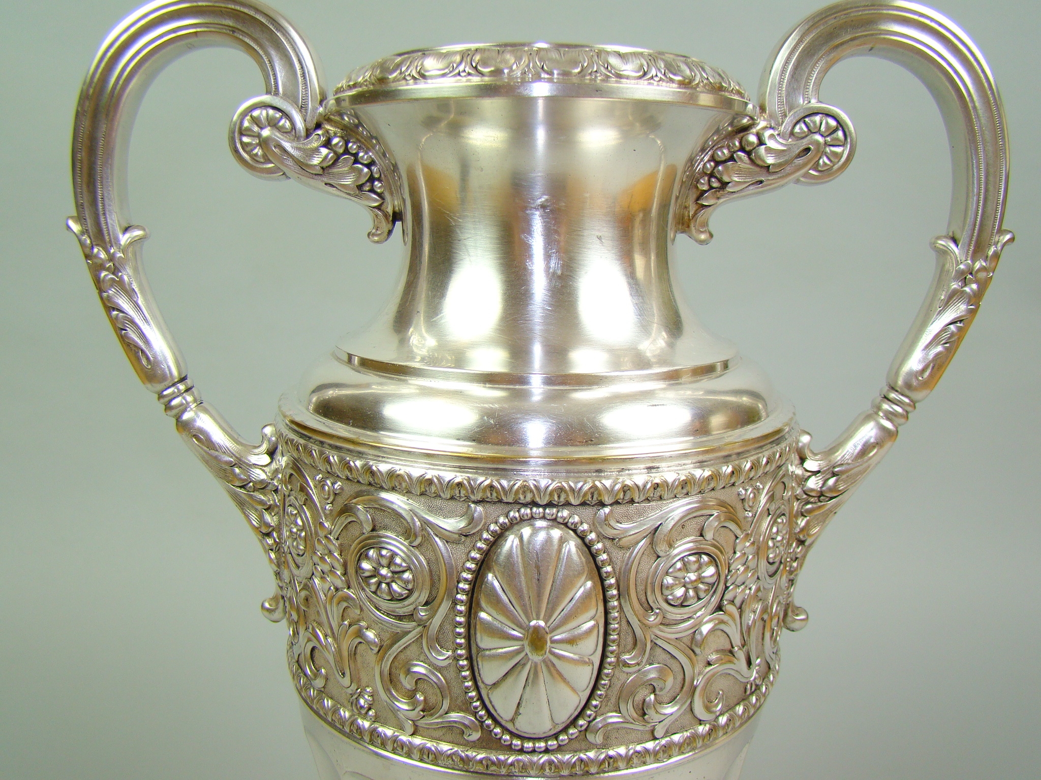 GIGANTYCZNY WAZON SYGNOWANY XIX w AUKCYJNY GIGANTYCZNY WAZON SYGNOWANY XIX w AUKCYJNY