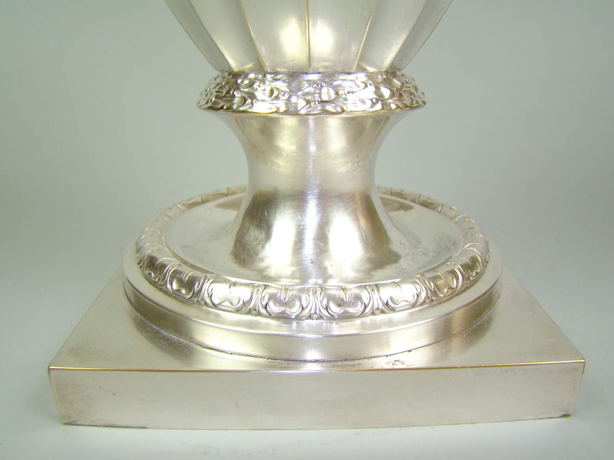 GIGANTYCZNY WAZON SYGNOWANY XIX w AUKCYJNY GIGANTYCZNY WAZON SYGNOWANY XIX w AUKCYJNY