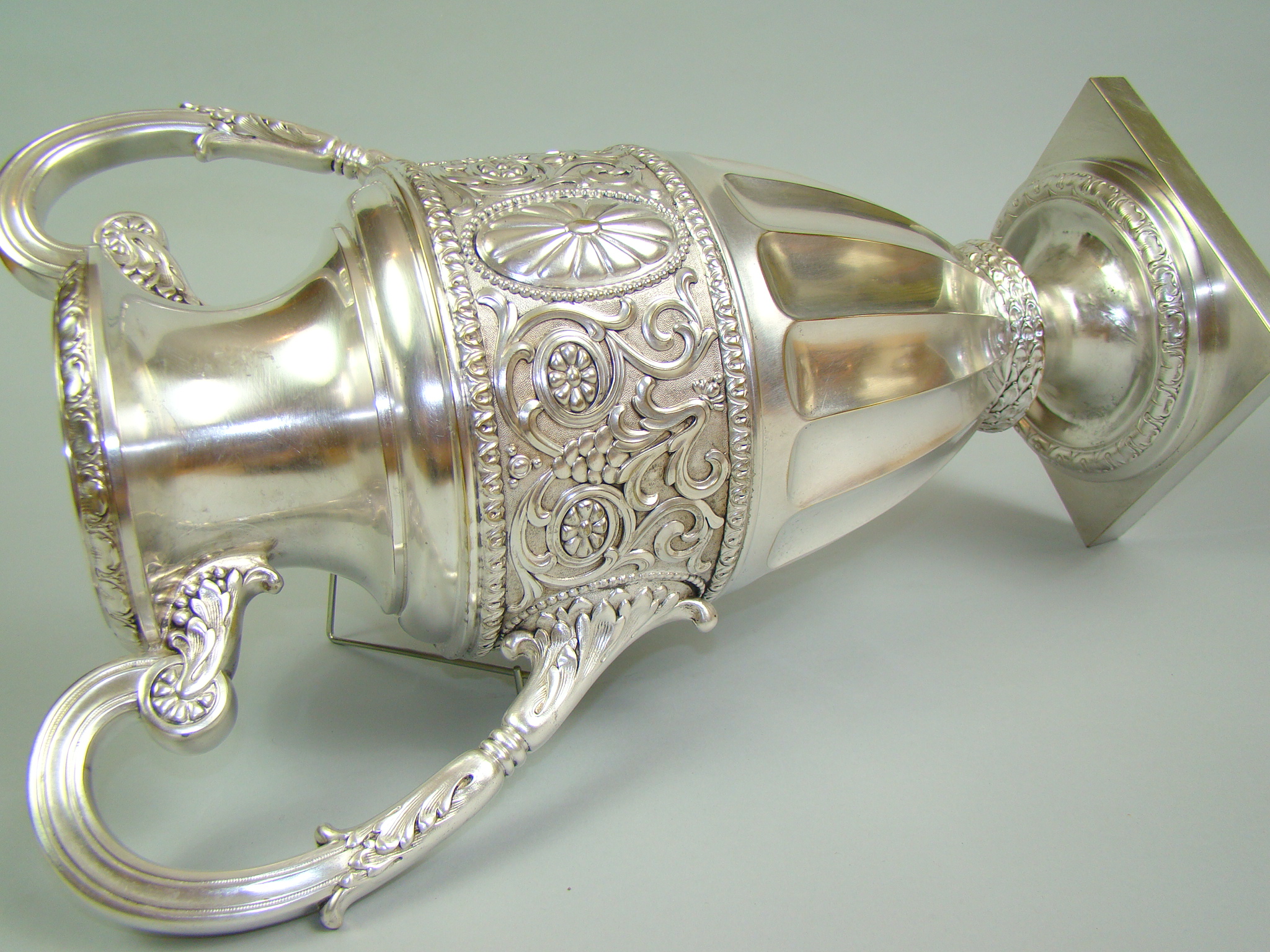 GIGANTYCZNY WAZON SYGNOWANY XIX w AUKCYJNY GIGANTYCZNY WAZON SYGNOWANY XIX w AUKCYJNY