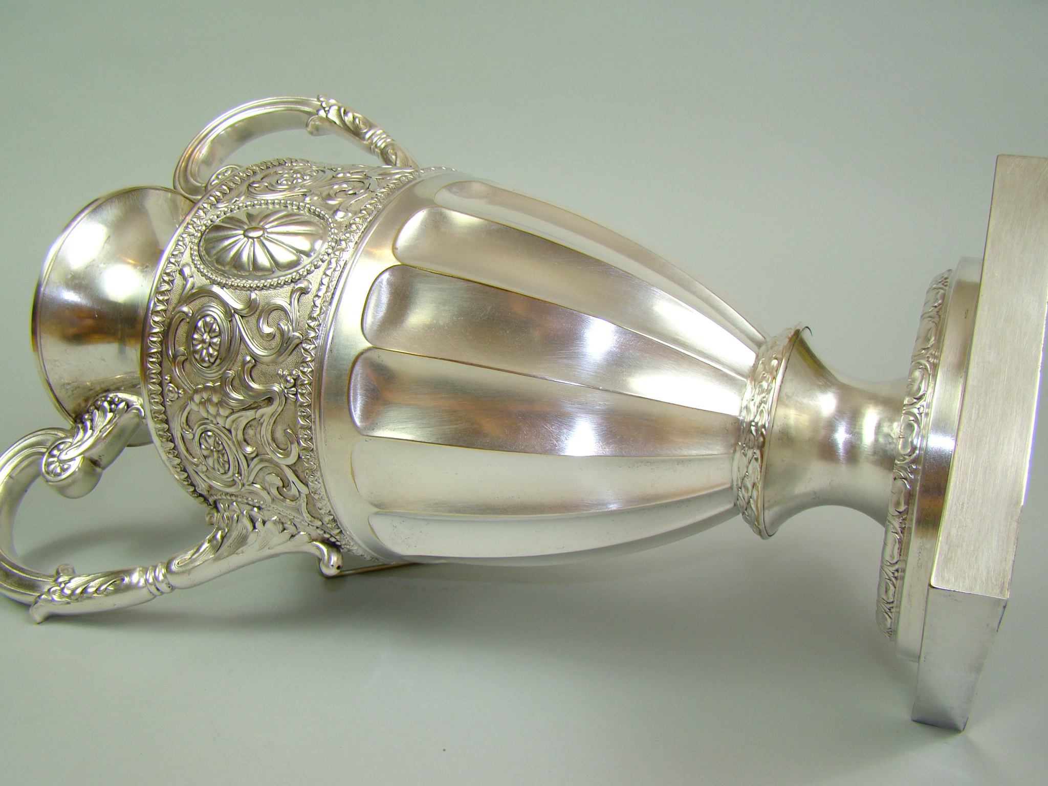 GIGANTYCZNY WAZON SYGNOWANY XIX w AUKCYJNY GIGANTYCZNY WAZON SYGNOWANY XIX w AUKCYJNY