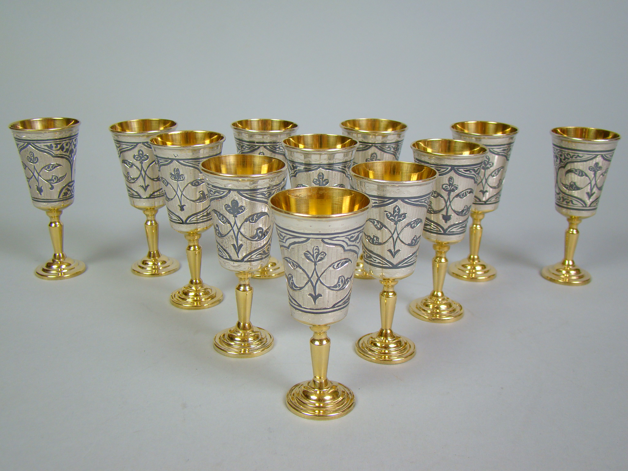 ROSJA 12 KIELISZKÓW WÓDKA ZŁOCONE CIĘŻKIE A-2041