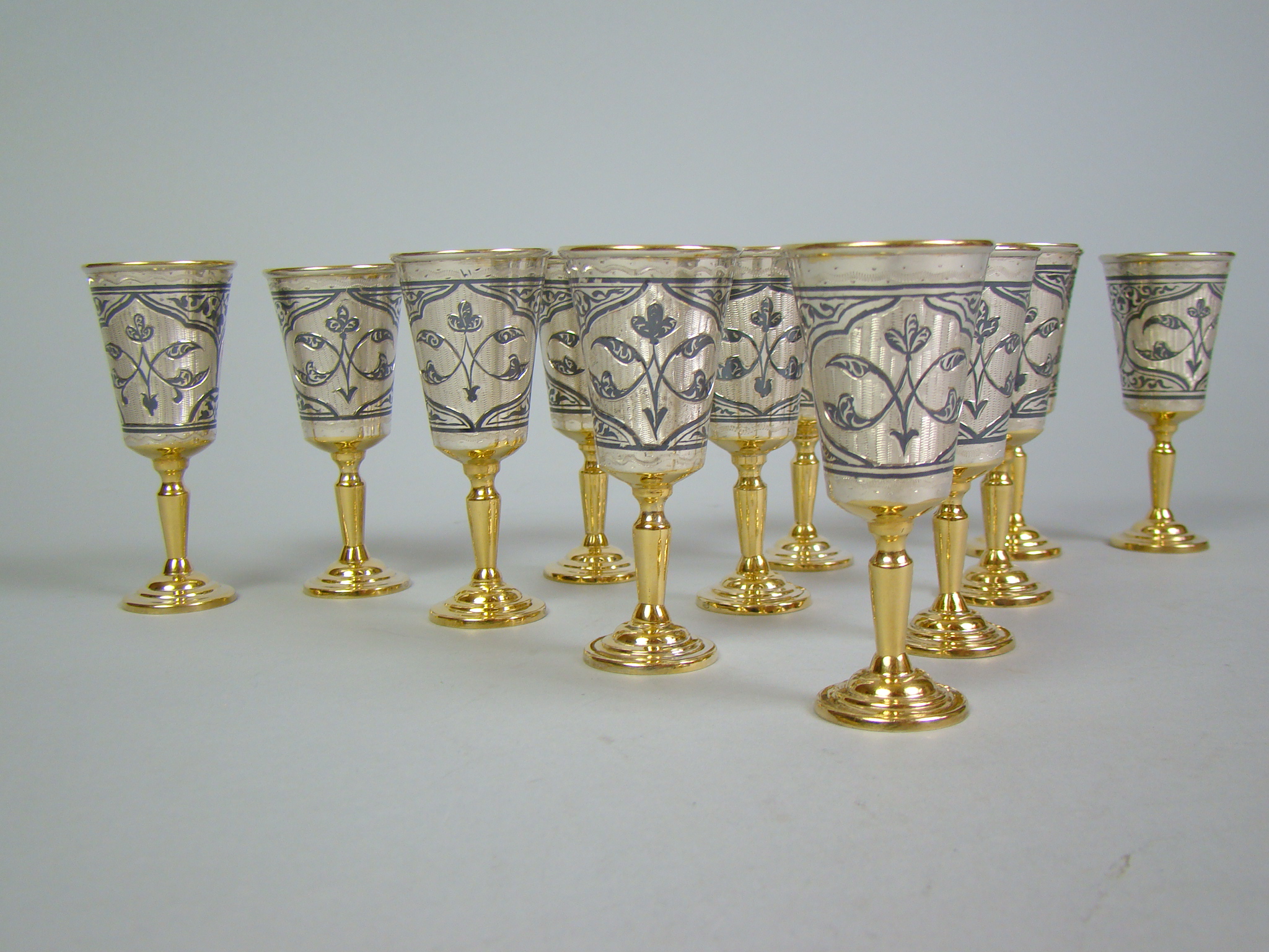 ROSJA 12 KIELISZKÓW WÓDKA ZŁOCONE CIĘŻKIE A-2041