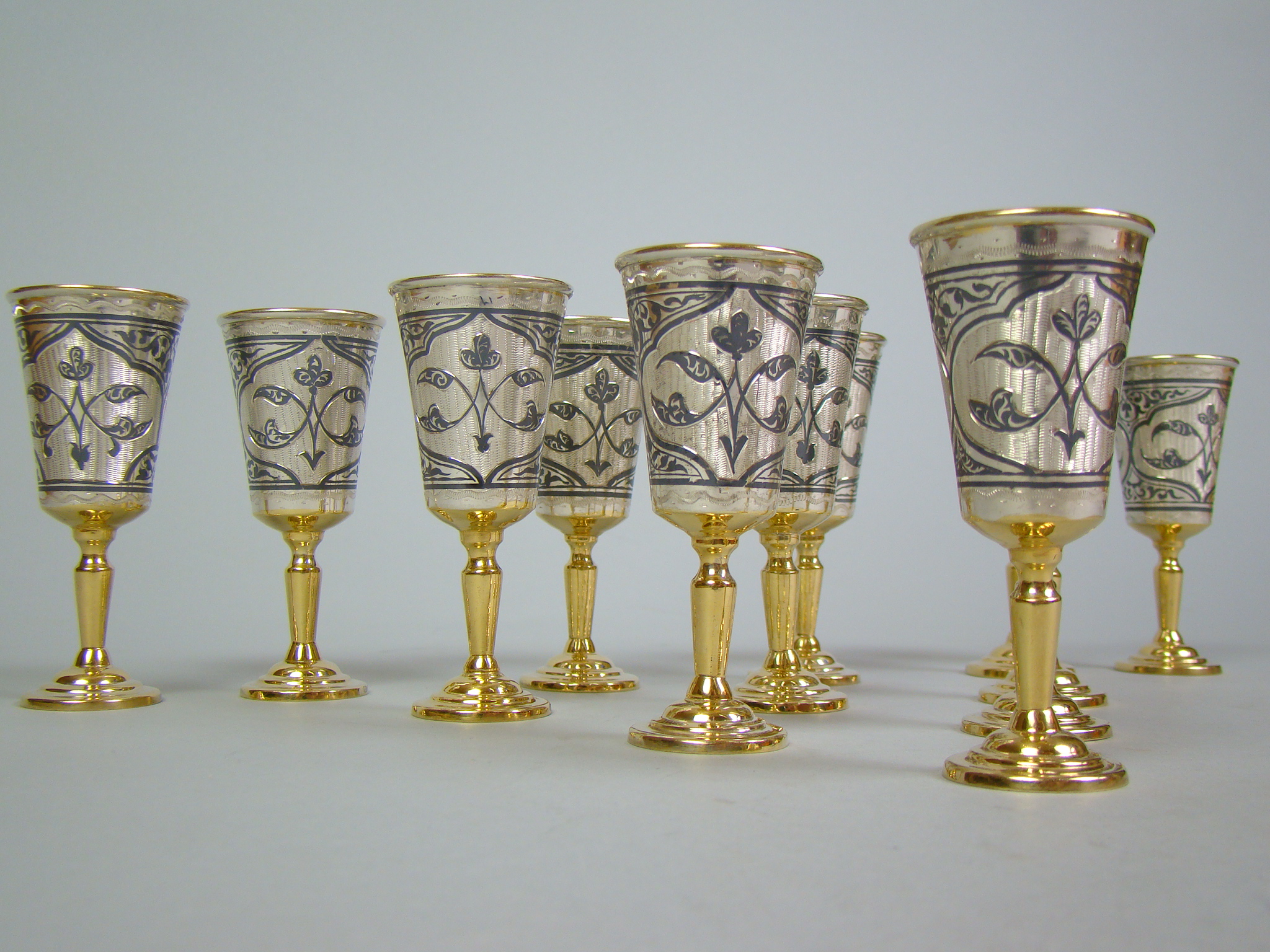 ROSJA 12 KIELISZKÓW WÓDKA ZŁOCONE CIĘŻKIE A-2041