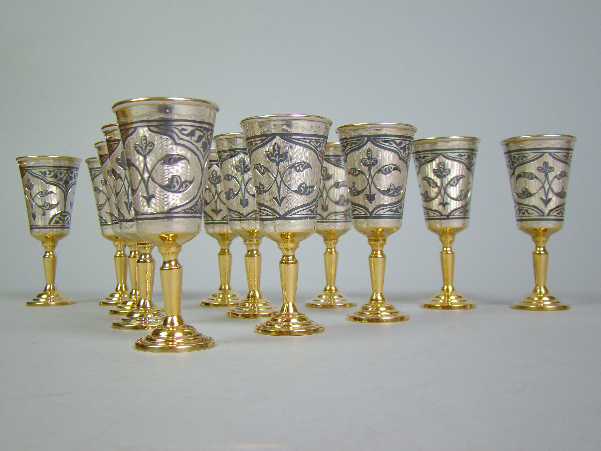 ROSJA 12 KIELISZKÓW WÓDKA ZŁOCONE CIĘŻKIE A-2041