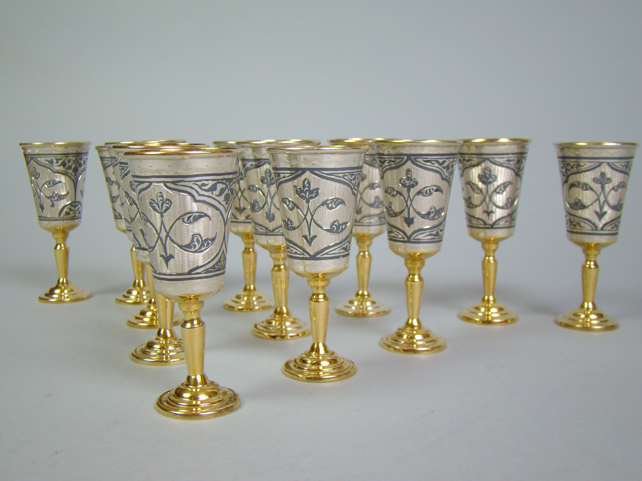 ROSJA 12 KIELISZKÓW WÓDKA ZŁOCONE CIĘŻKIE A-2041