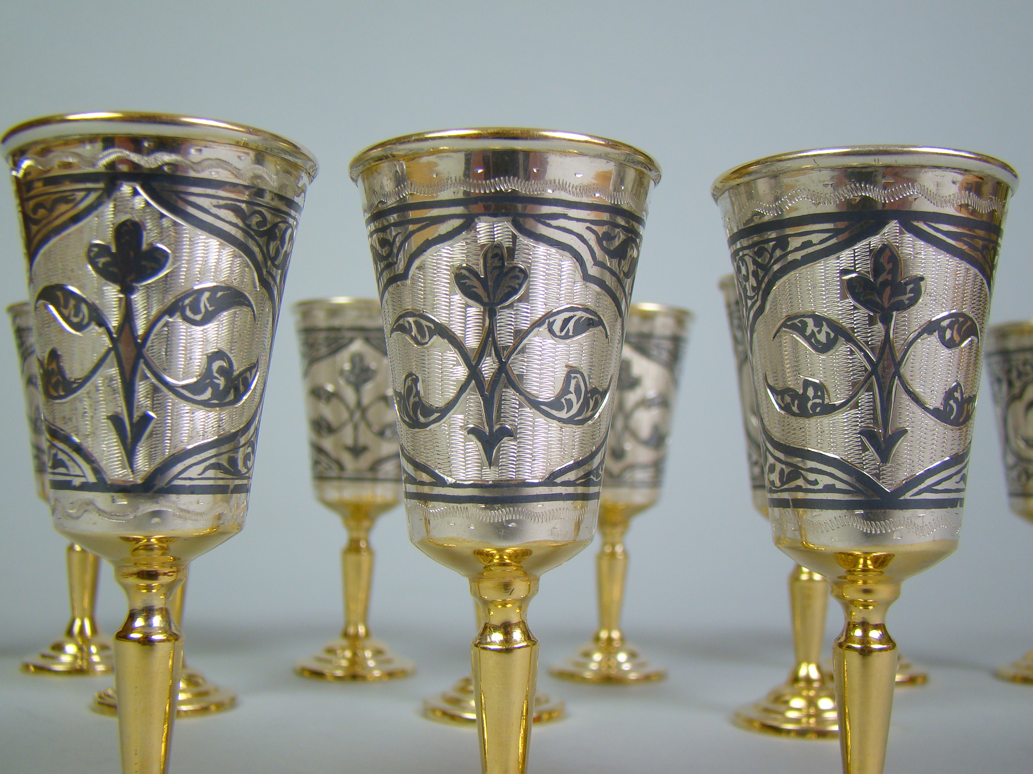 ROSJA 12 KIELISZKÓW WÓDKA ZŁOCONE CIĘŻKIE A-2041