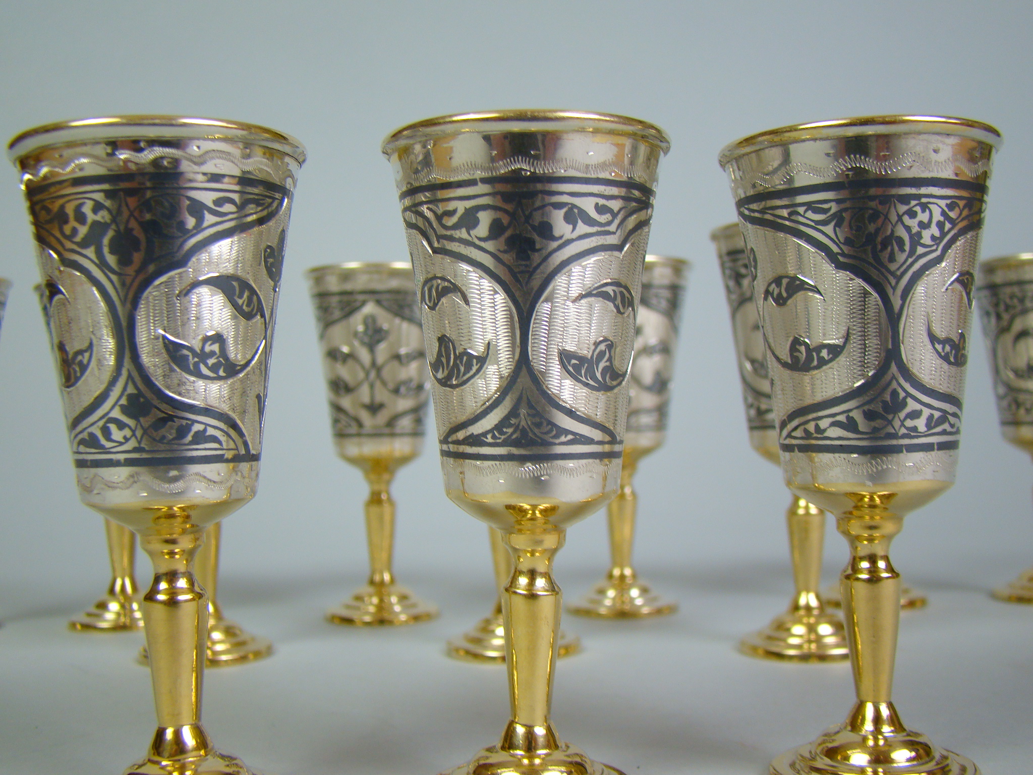 ROSJA 12 KIELISZKÓW WÓDKA ZŁOCONE CIĘŻKIE A-2041