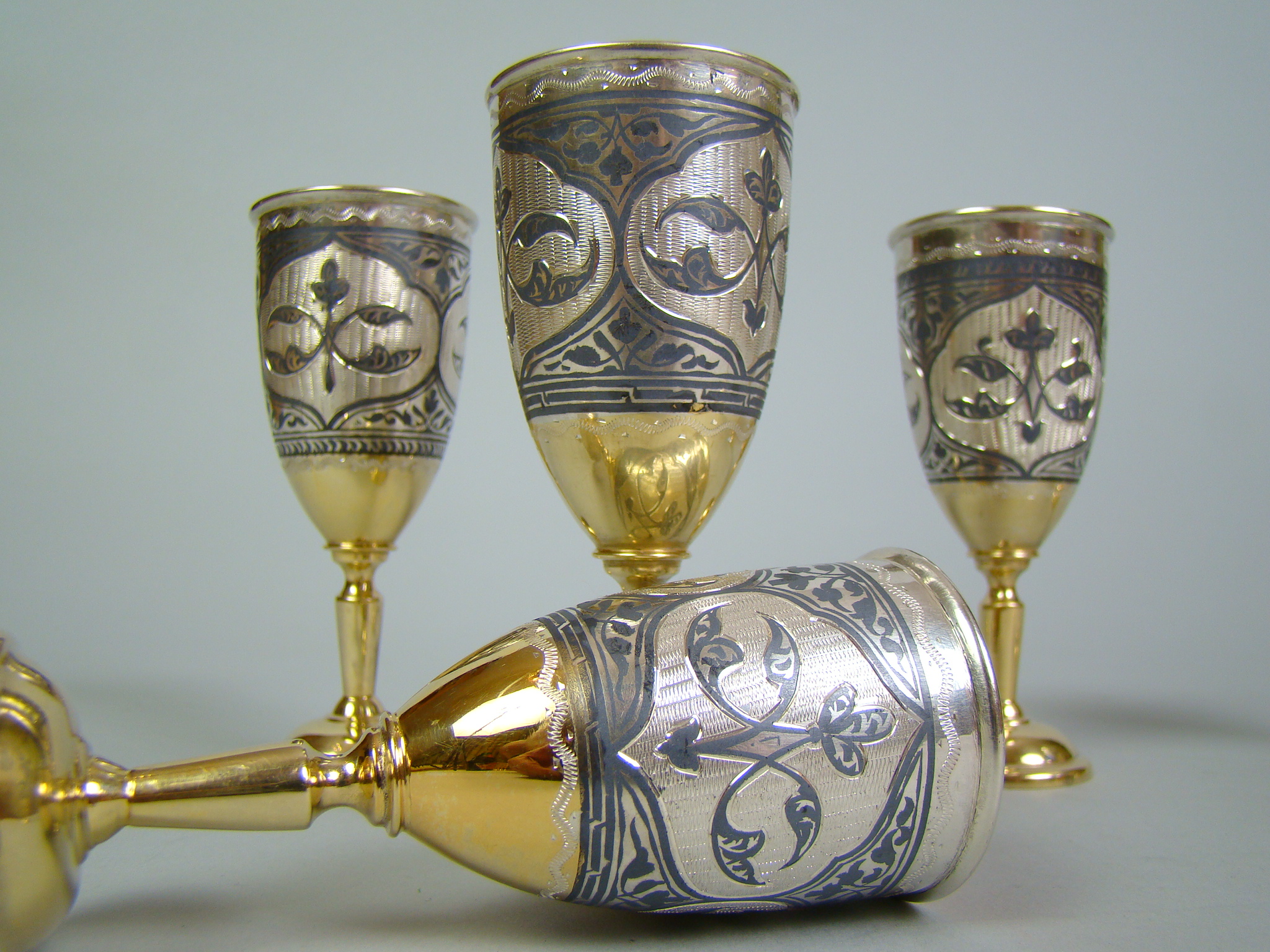 ROSJA 6 KIELICHÓW LIKIER WÓDKA ZŁOCONE A-2042