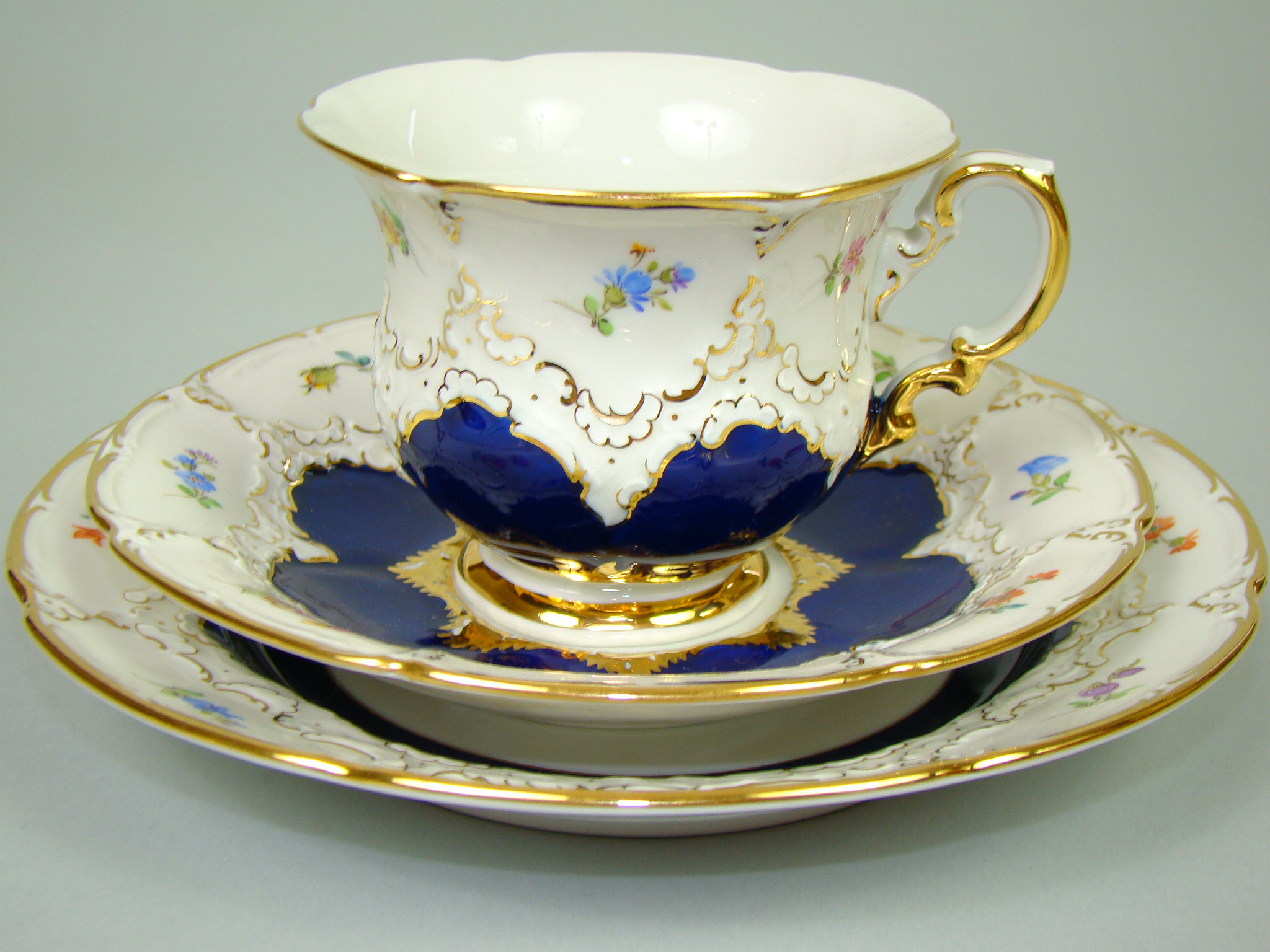 MIŚNIA PRZEBOGATO ZDOBIONA FILIŻANKA KOBALT A-2056