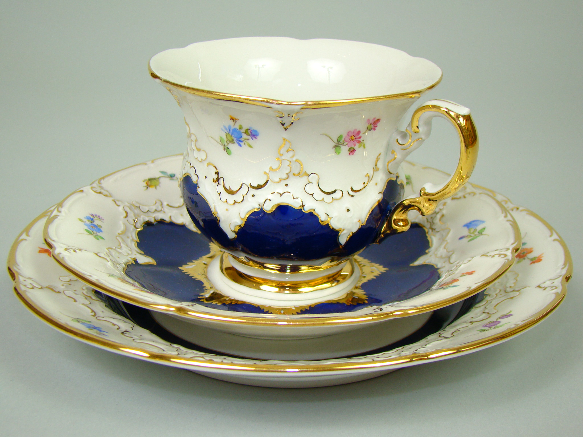 MIŚNIA PRZEBOGATO ZDOBIONA FILIŻANKA KOBALT A-2056