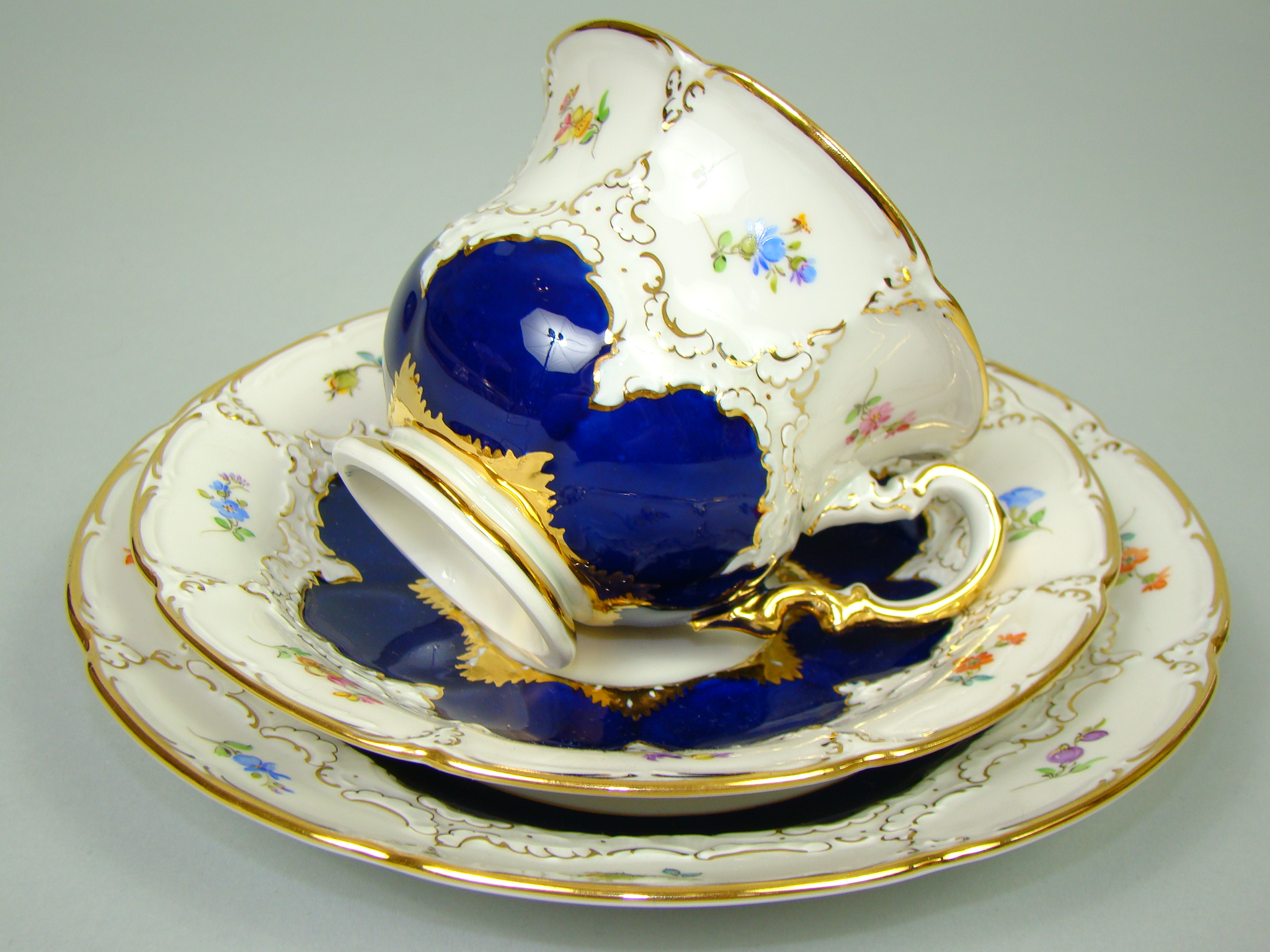 MIŚNIA PRZEBOGATO ZDOBIONA FILIŻANKA KOBALT A-2056