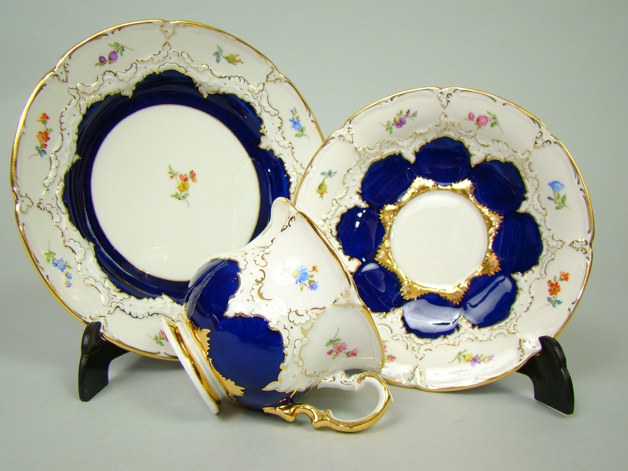 MIŚNIA PRZEBOGATO ZDOBIONA FILIŻANKA KOBALT A-2056