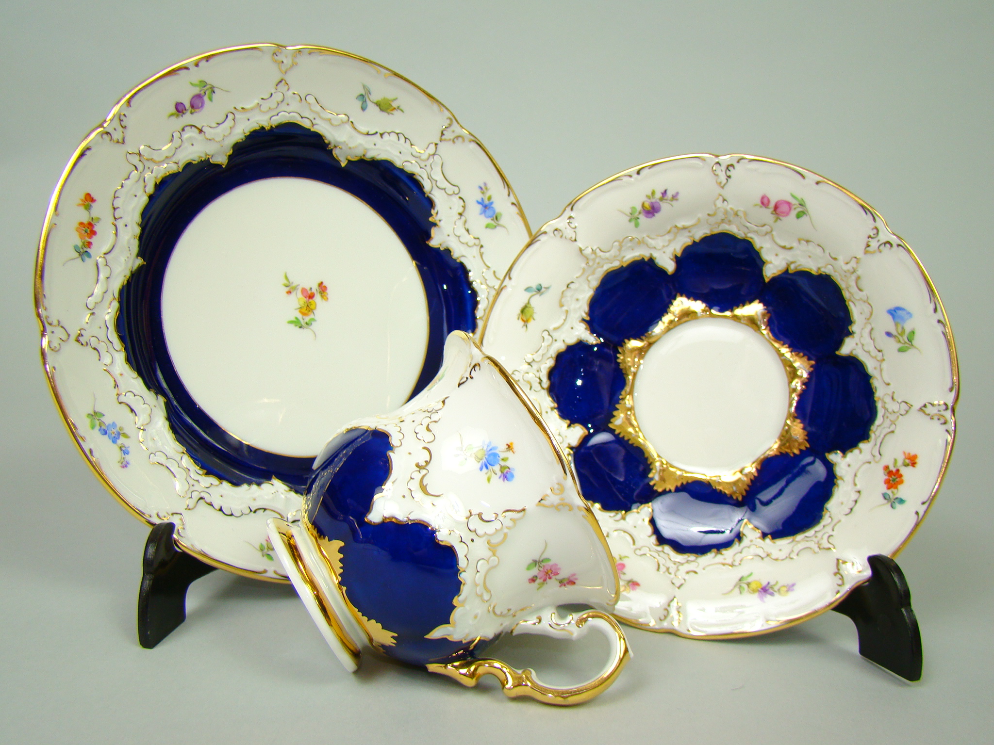 MIŚNIA PRZEBOGATO ZDOBIONA FILIŻANKA KOBALT A-2056