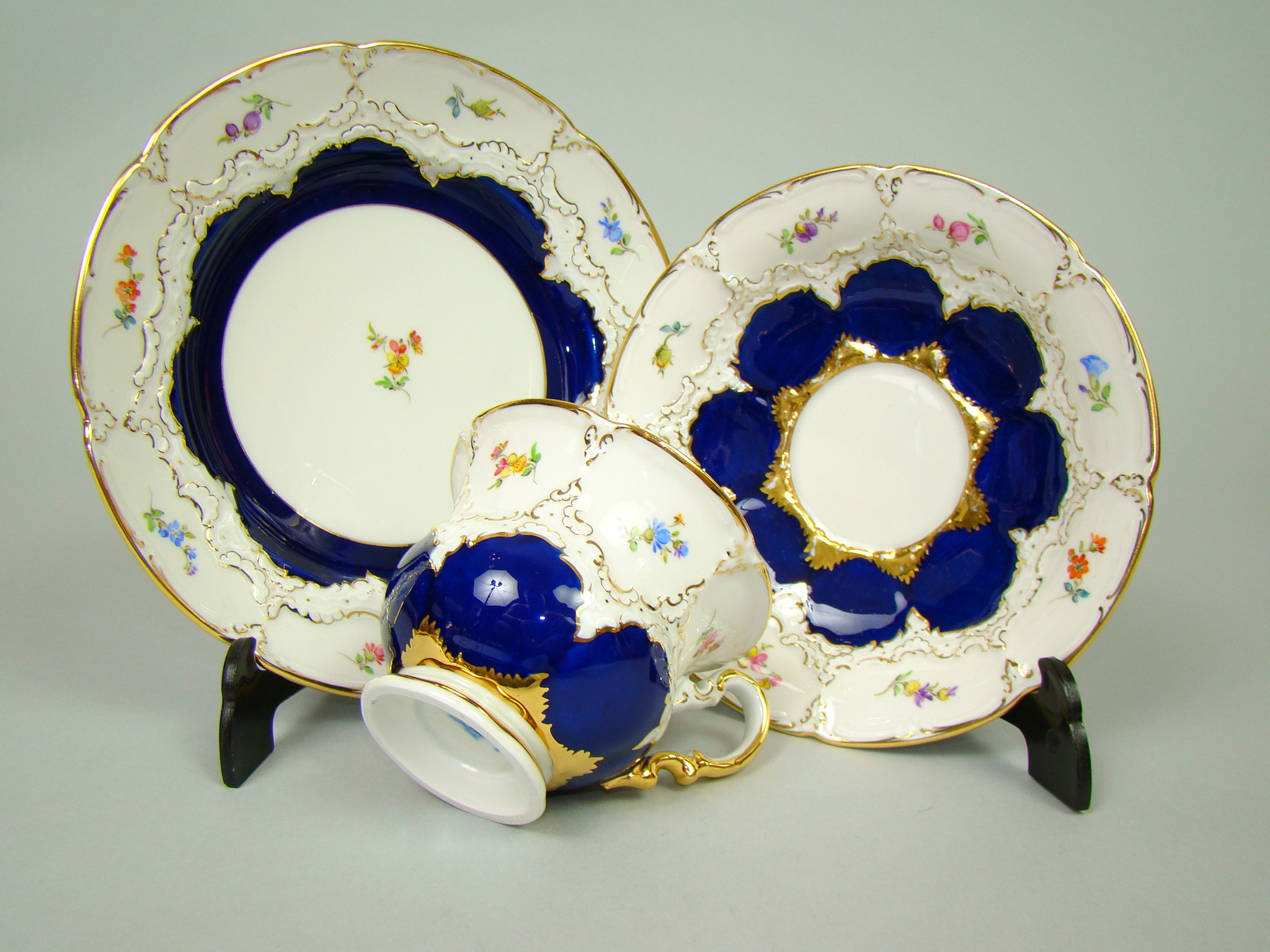 MIŚNIA PRZEBOGATO ZDOBIONA FILIŻANKA KOBALT A-2056