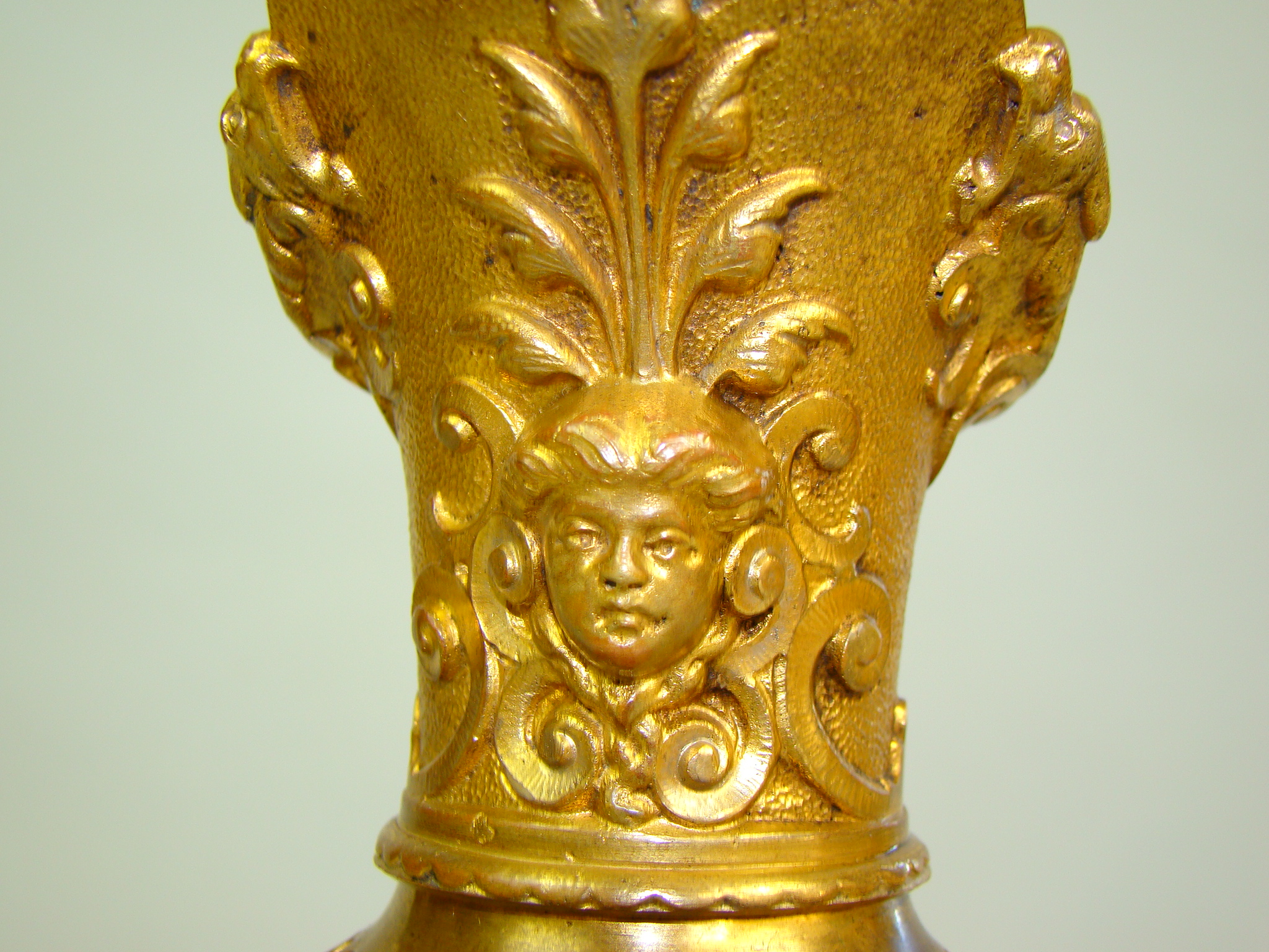 DZBAN CUDO OKUTY BRĄZEM ZŁOCONYM W AMORY A-1957