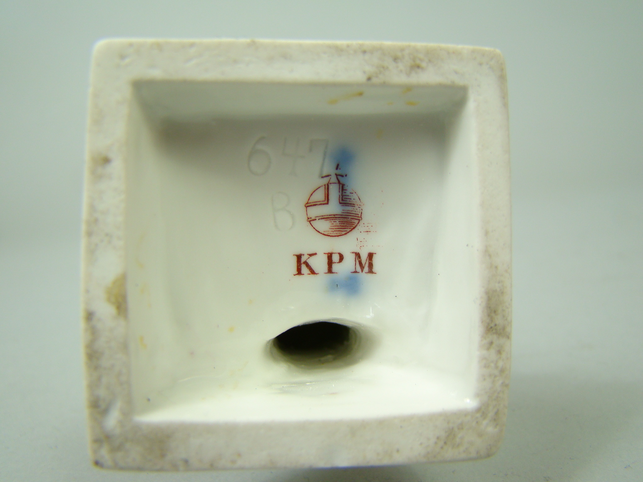 BERLIN UNIKALNA FIGURA PRZEBOGATO ZDOBIONA A-2103 BERLIN UNIKALNA FIGURA PRZEBOGATO ZDOBIONA A-2103