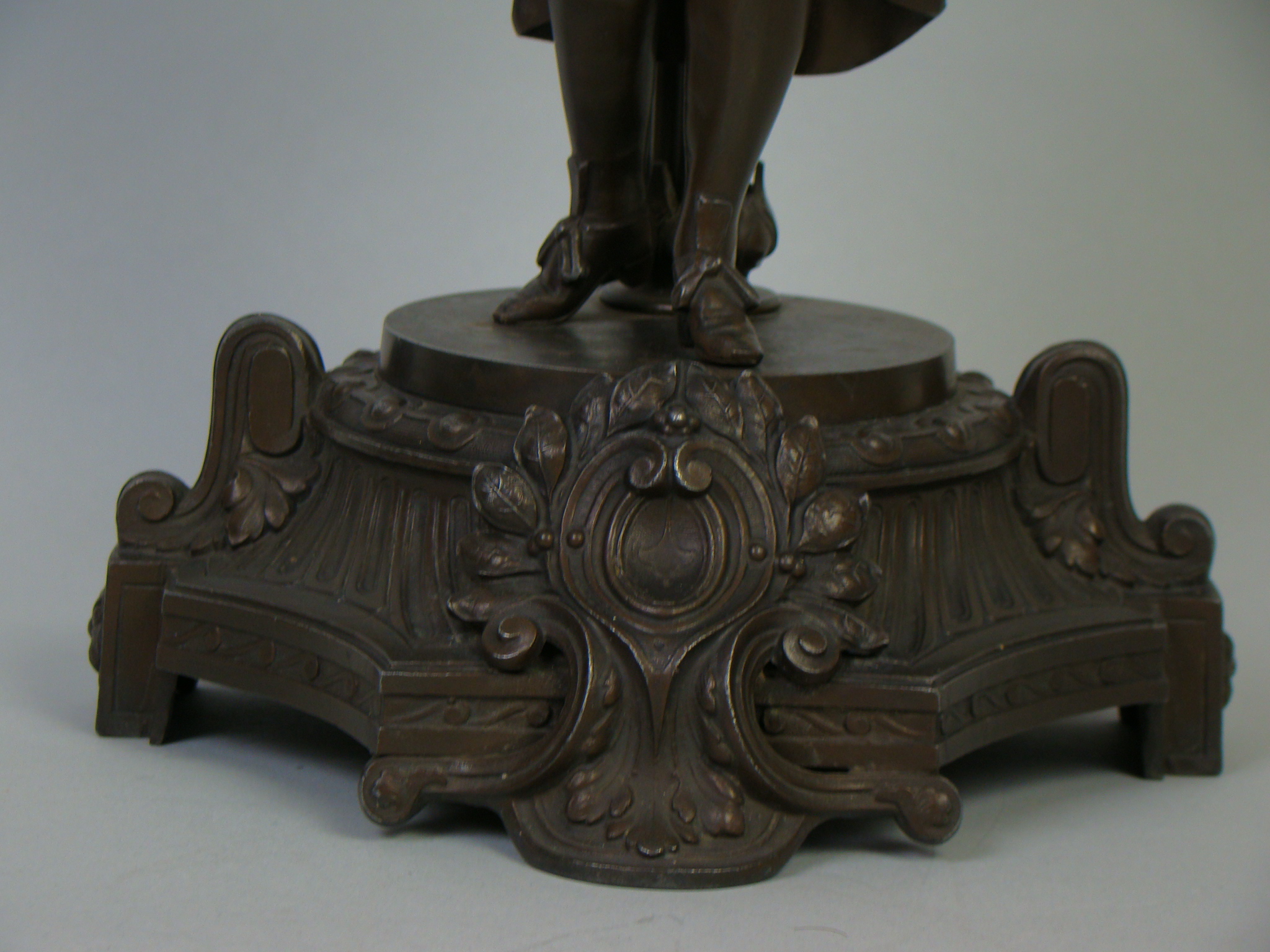 KATALOGOWANA FIGURALNA LAMPA - AUKCYJNA A-2115