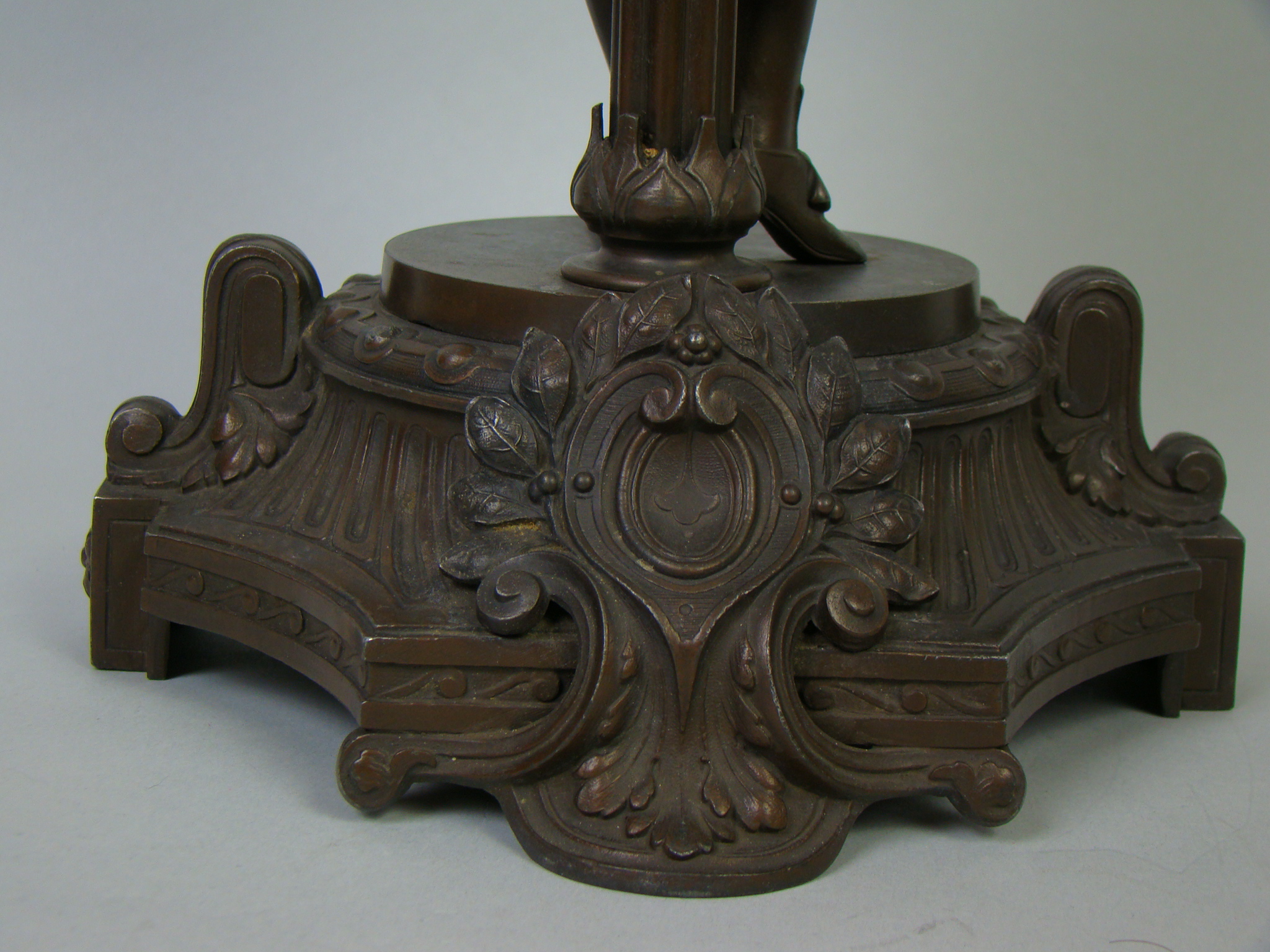 KATALOGOWANA FIGURALNA LAMPA - AUKCYJNA A-2115