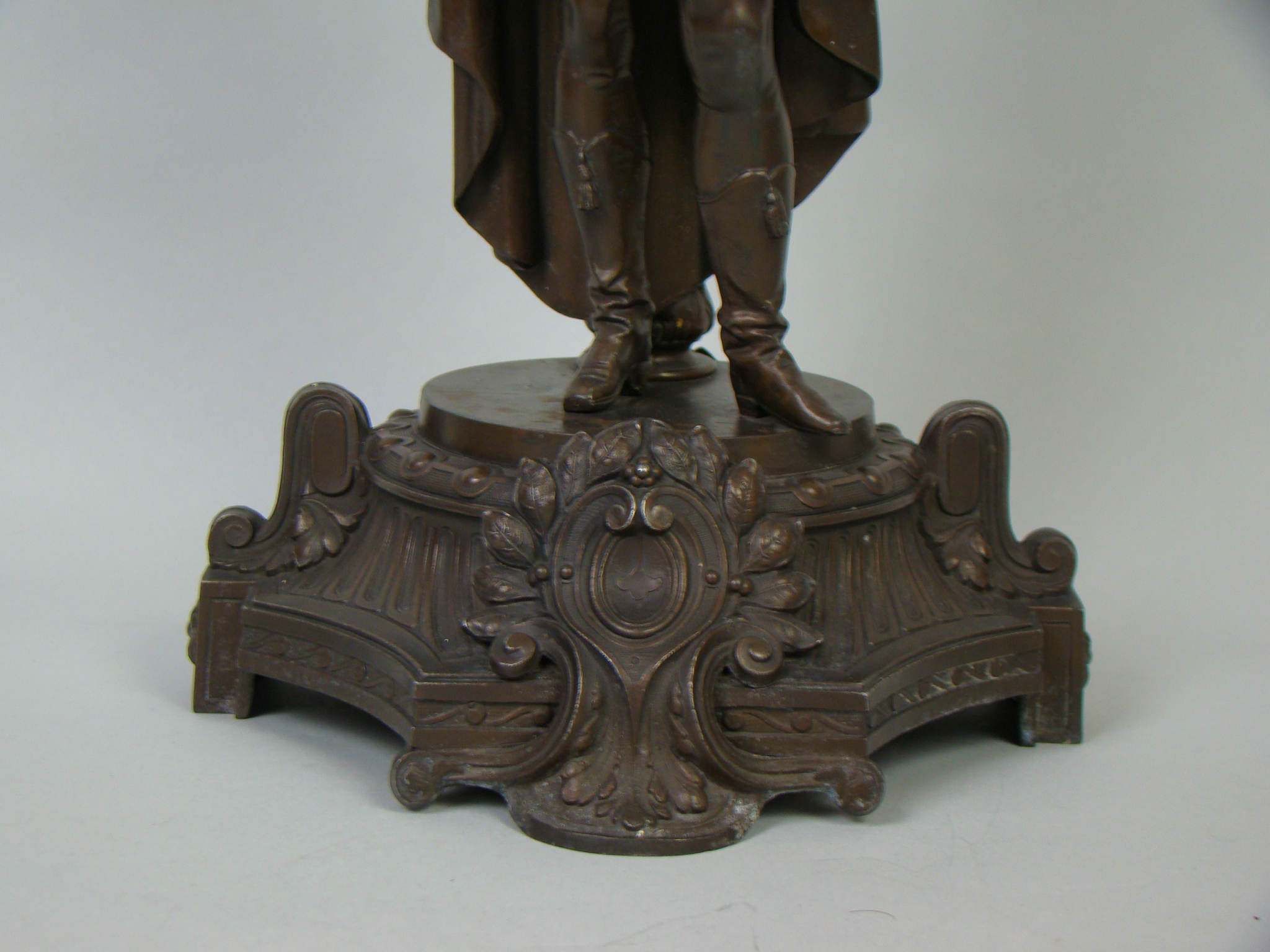 KATALOGOWANA FIGURALNA LAMPA - AUKCYJNA A-2116